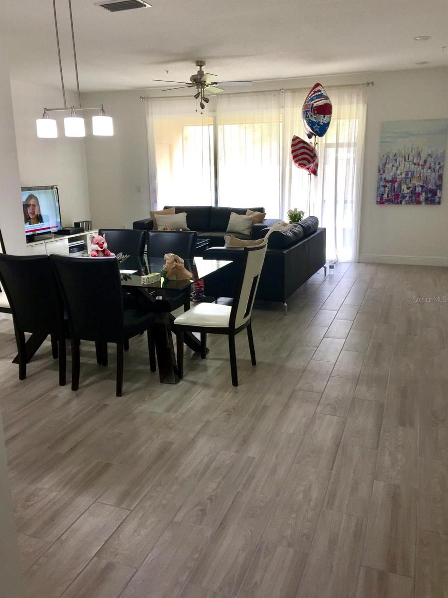 Image 3 of 20 For 2922 Ashland Lane S