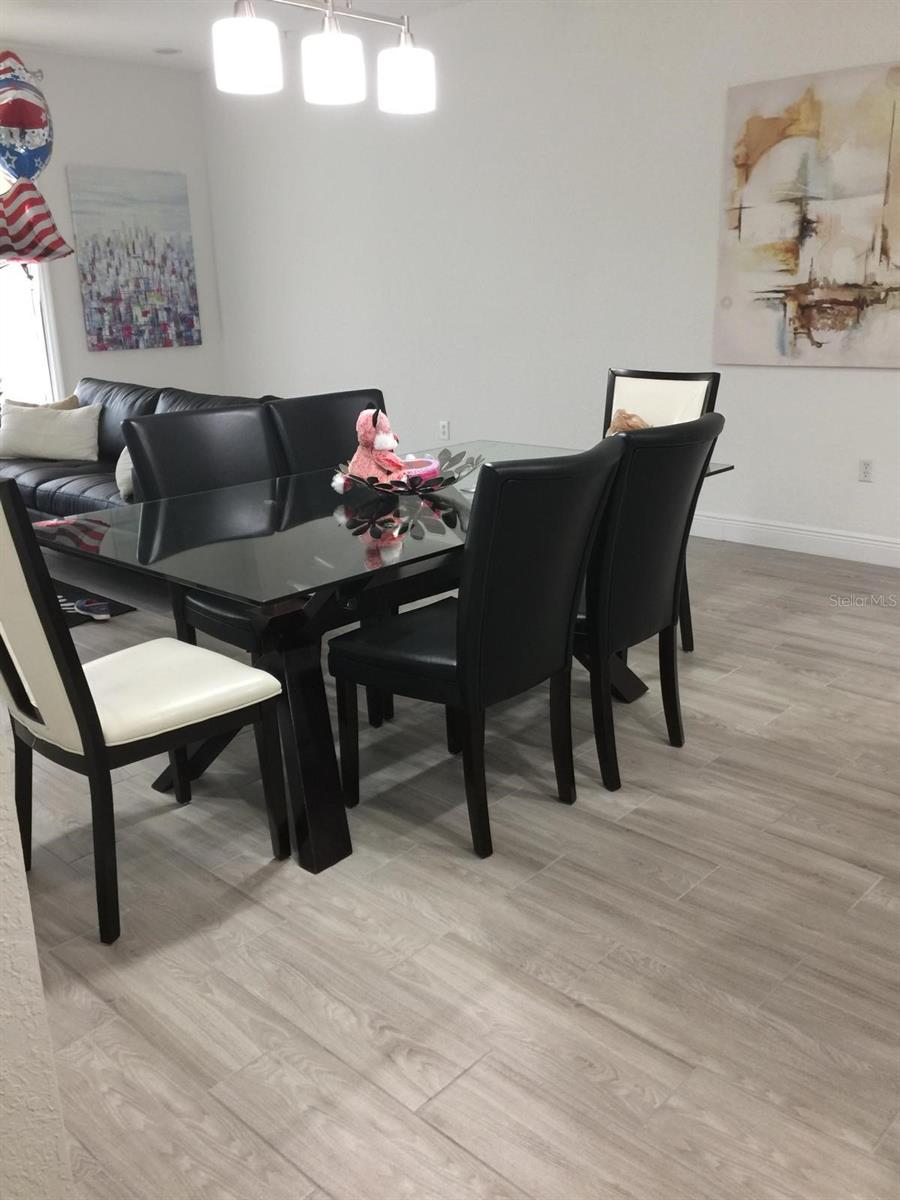 Image 4 of 20 For 2922 Ashland Lane S