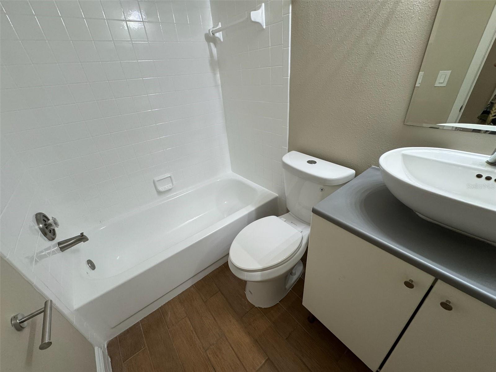 Image 13 of 16 For 2532 Woodgate Boulevard 202