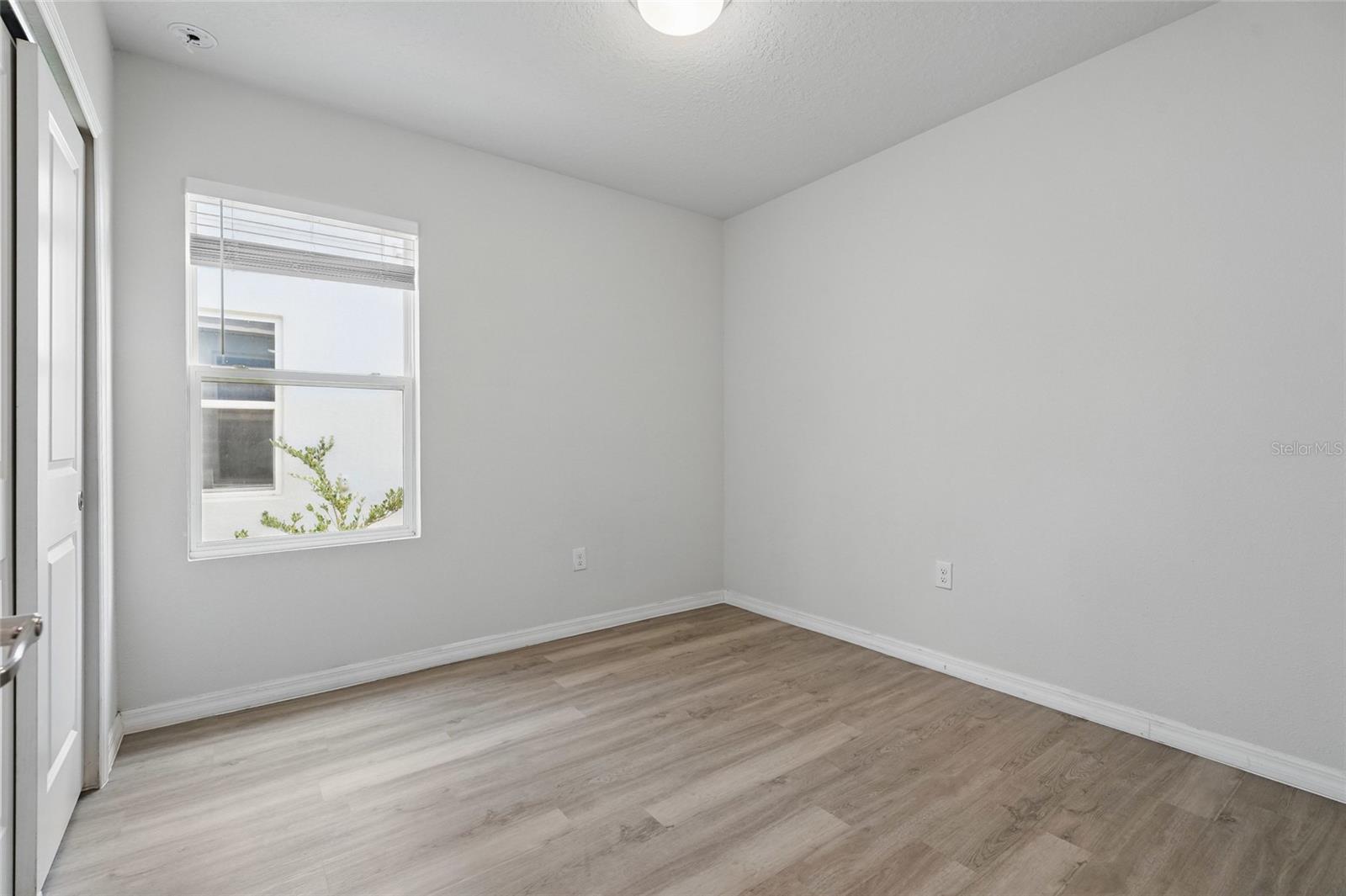 Image 37 of 69 For 5079 Royal Point Avenue