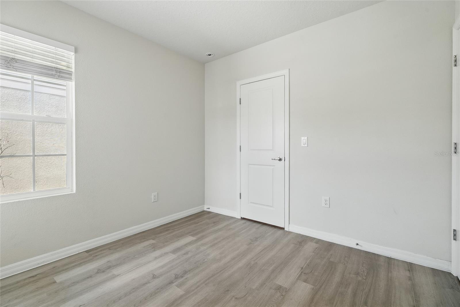 Image 40 of 69 For 5079 Royal Point Avenue