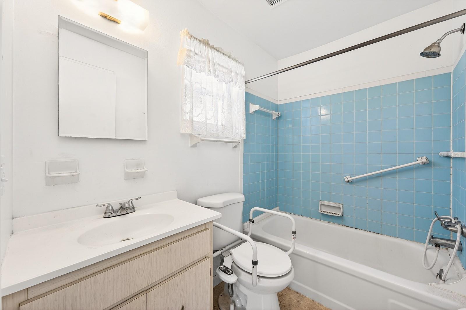 Image 11 of 25 For 2445 Bay Avenue