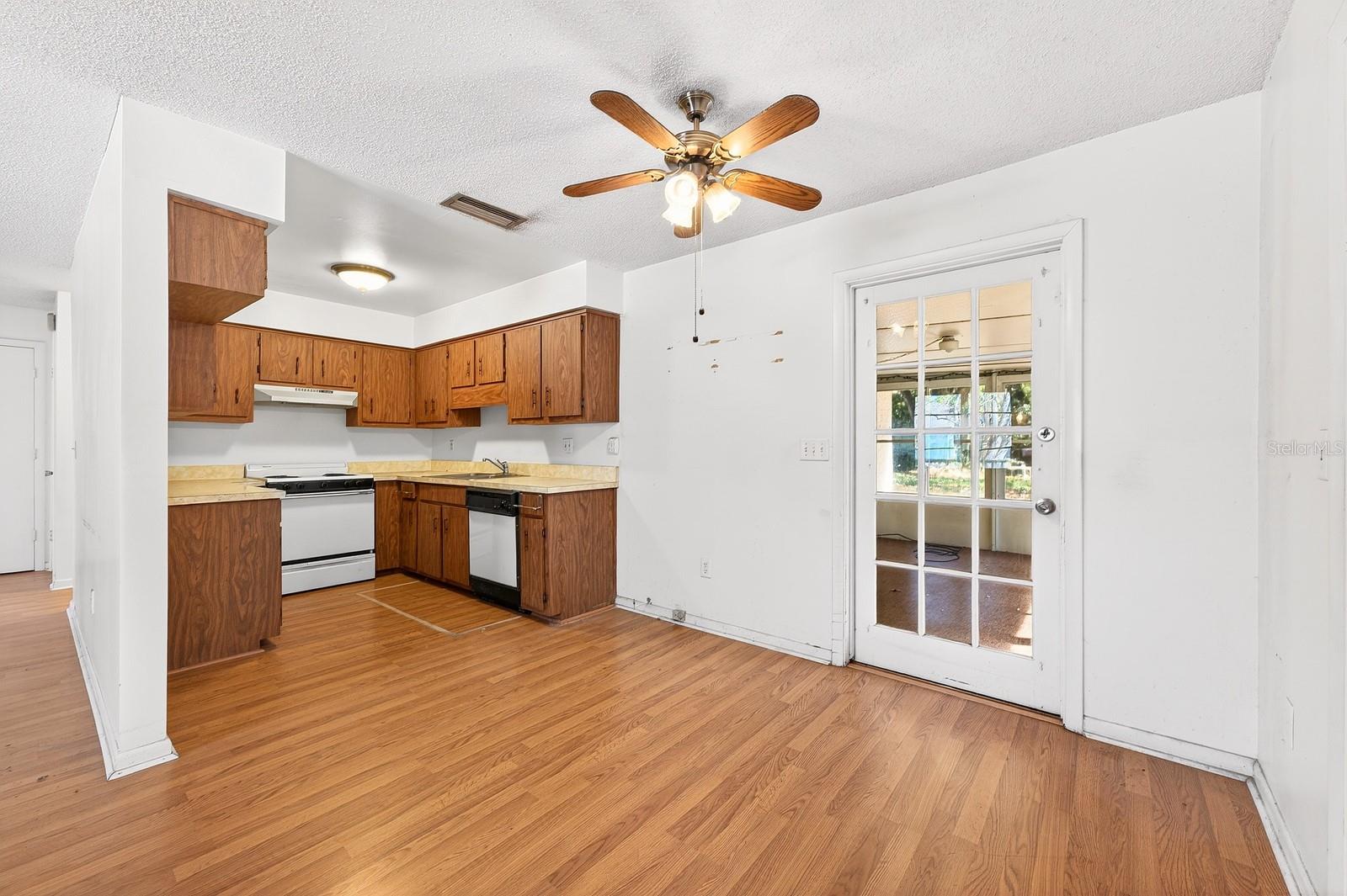 Image 4 of 25 For 2445 Bay Avenue