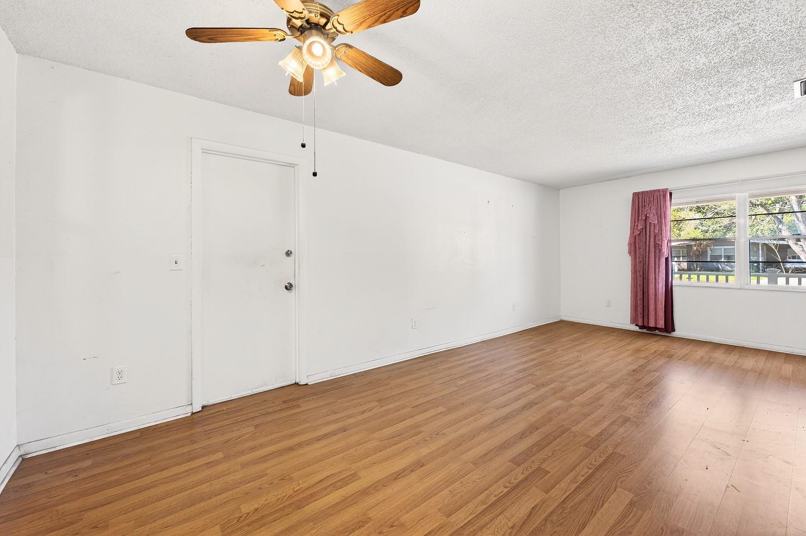 Image 5 of 25 For 2445 Bay Avenue