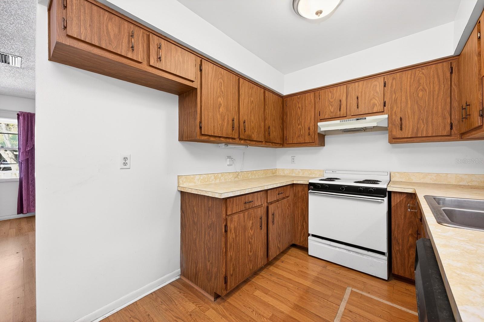 Image 7 of 25 For 2445 Bay Avenue