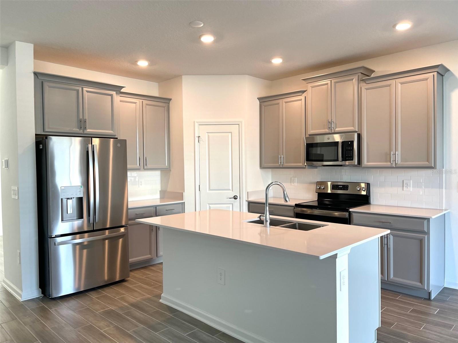 Image 4 of 19 For 6231 Lakepine Street