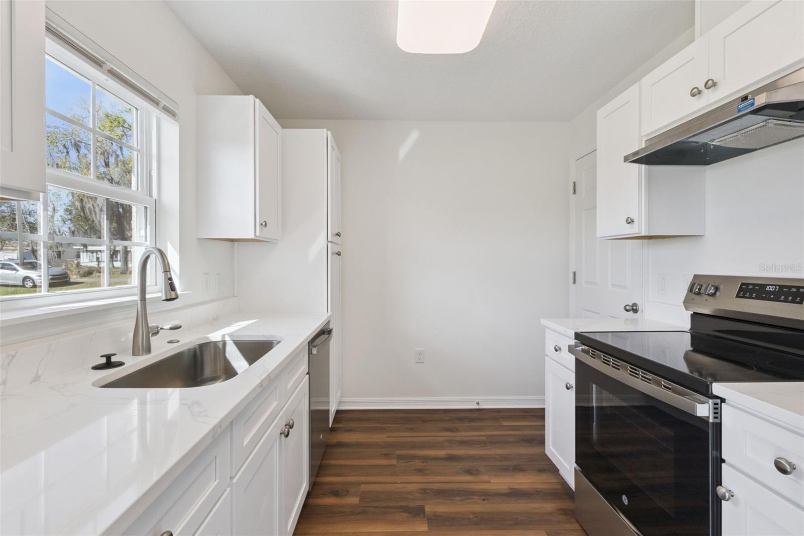 Image 6 of 17 For 1073 N Rockingham Avenue