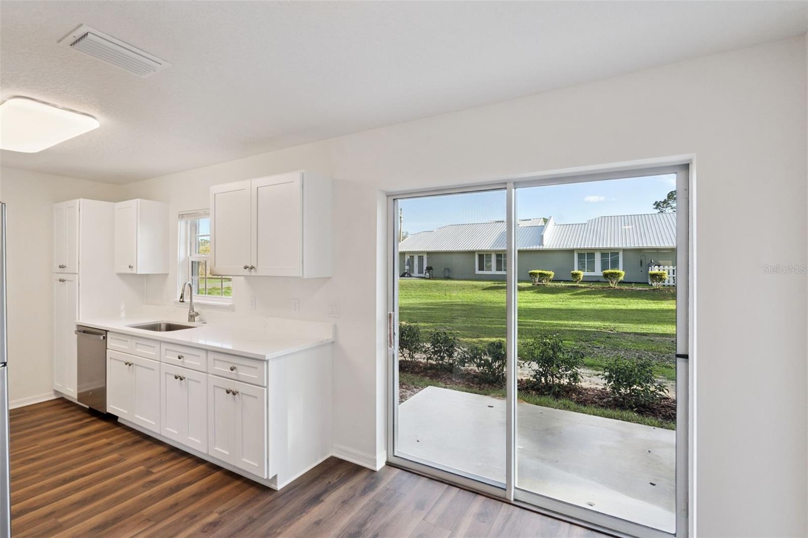 Image 5 of 16 For 1075 N Rockingham Avenue