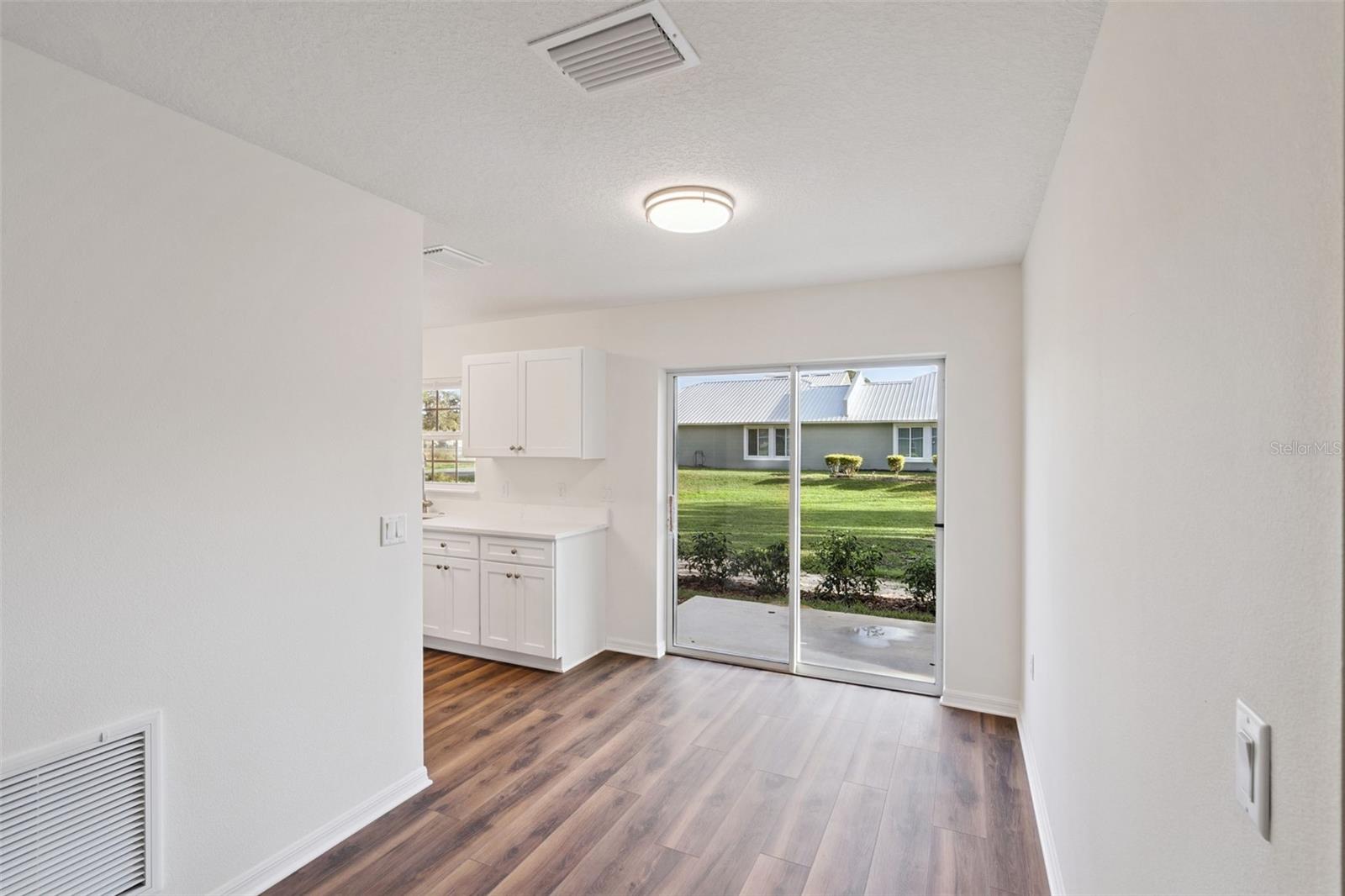 Image 6 of 16 For 1075 N Rockingham Avenue