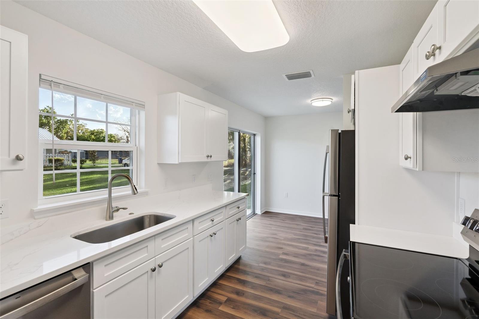 Image 7 of 16 For 1075 N Rockingham Avenue