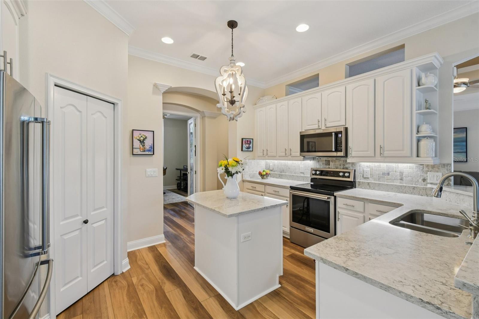 Listing photo id 11 for 101 Longview Way N