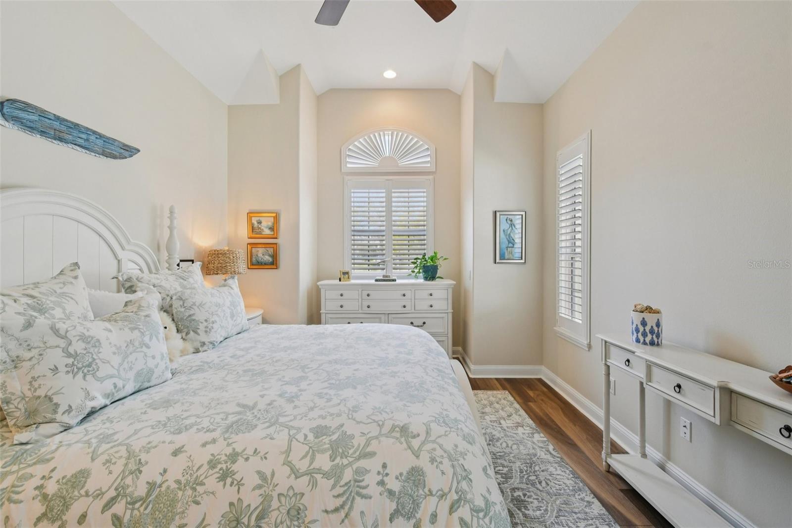 Listing photo id 17 for 101 Longview Way N