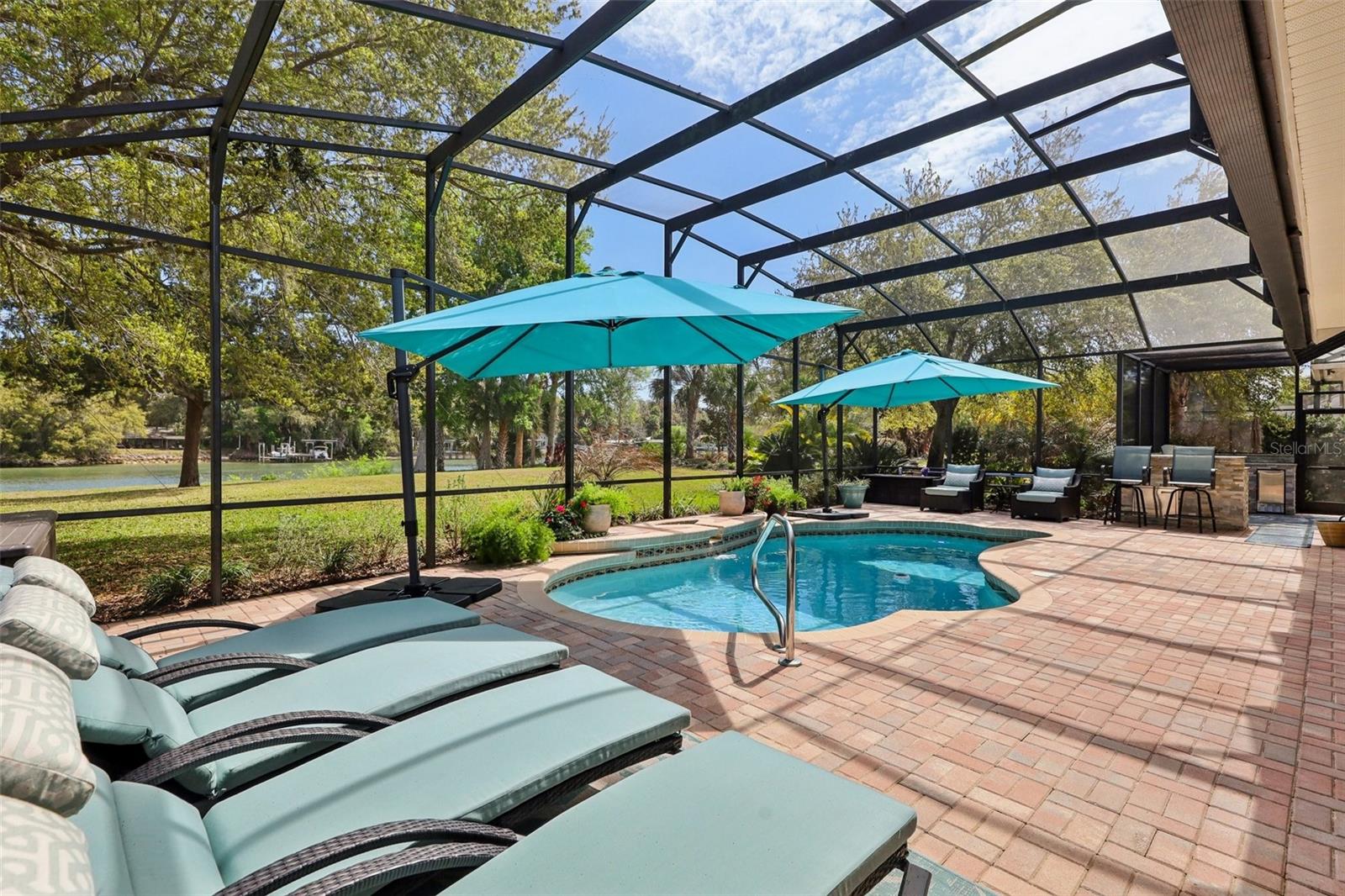 Listing photo id 0 for 101 Longview Way N