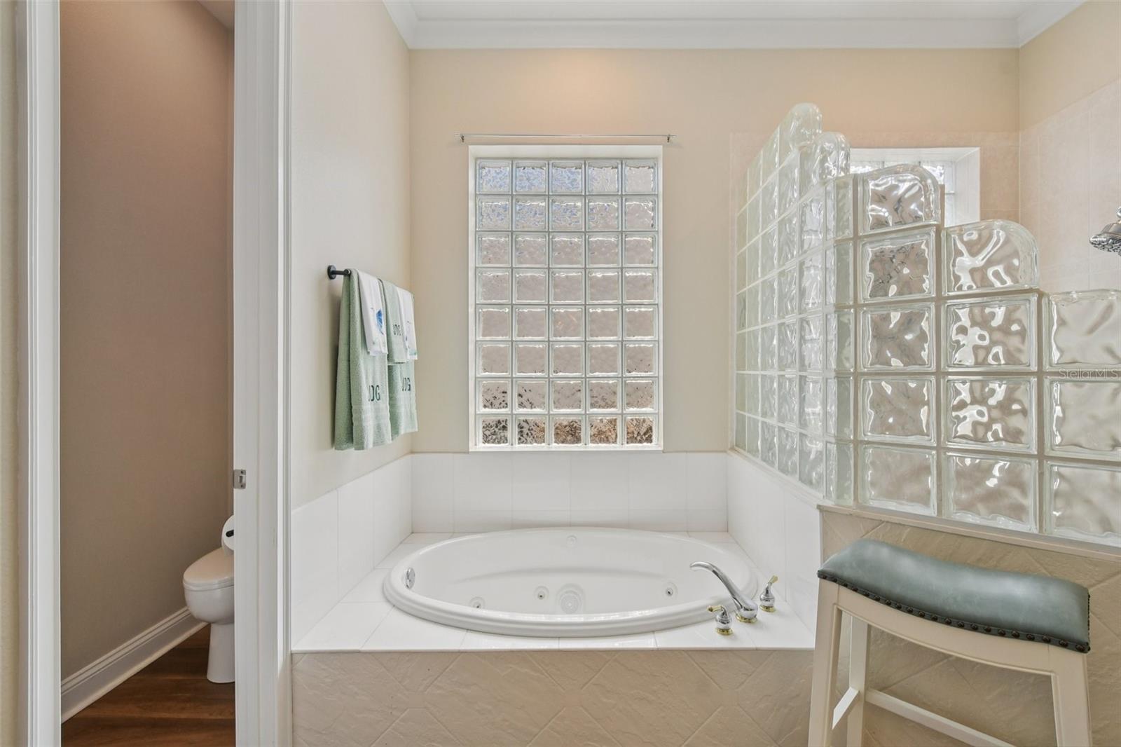 Listing photo id 25 for 101 Longview Way N