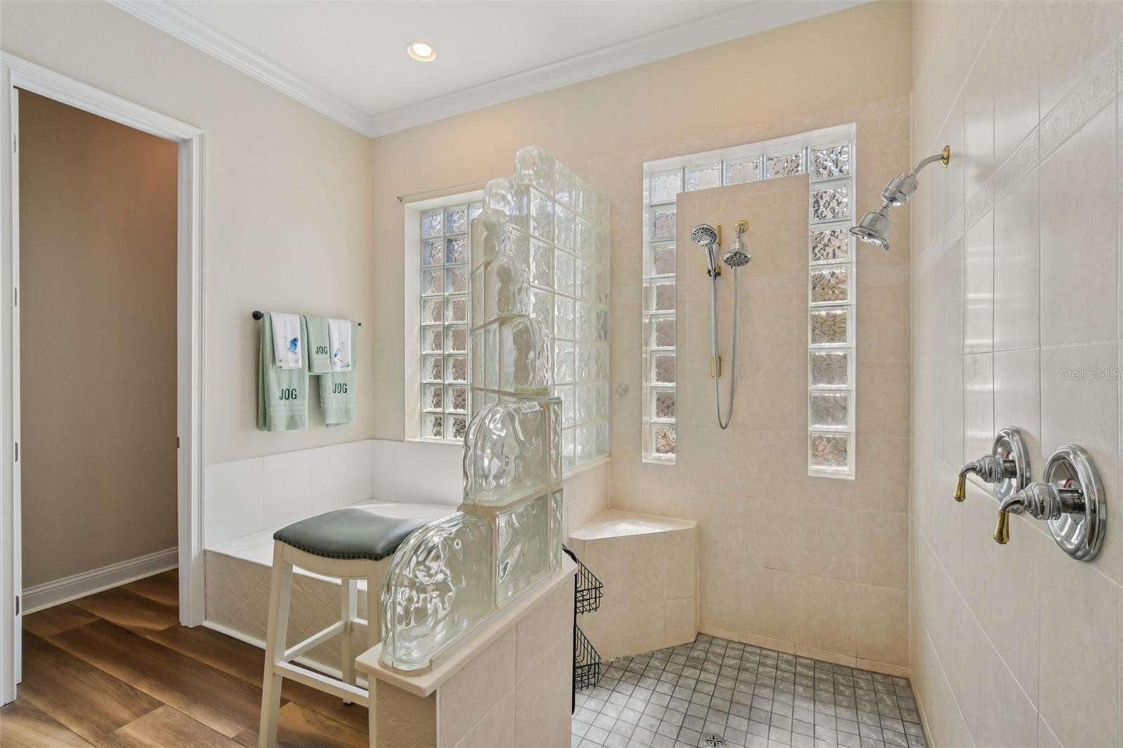 Listing photo id 26 for 101 Longview Way N