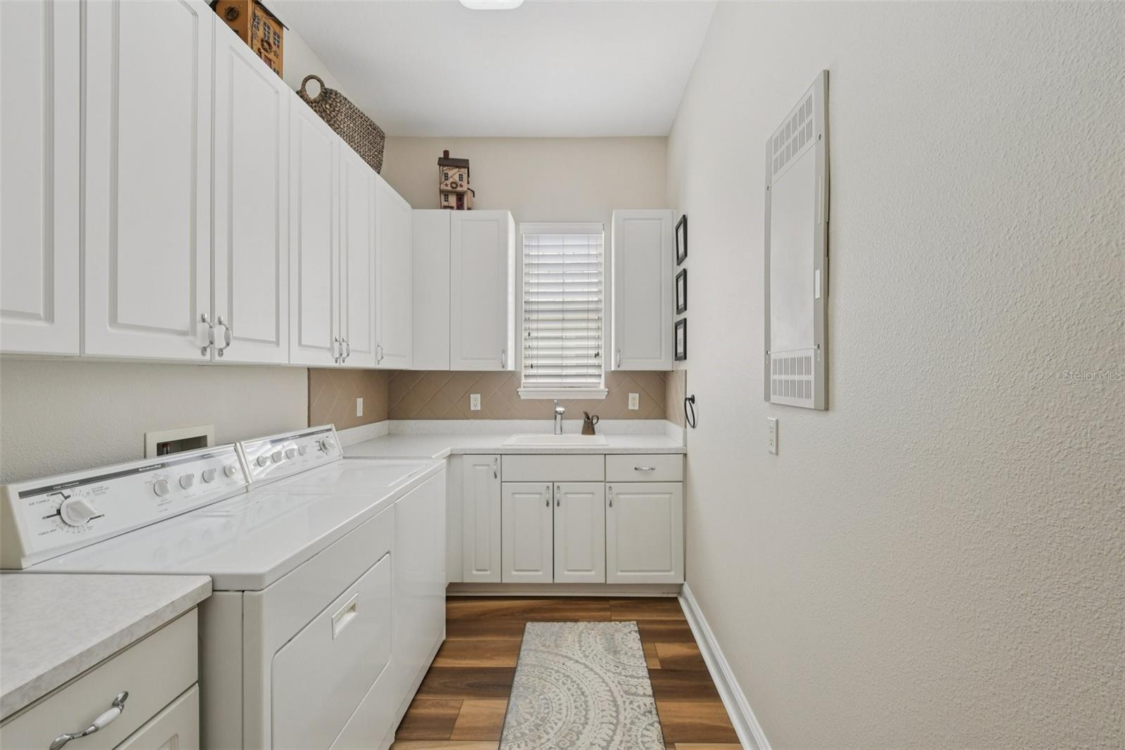 Listing photo id 27 for 101 Longview Way N