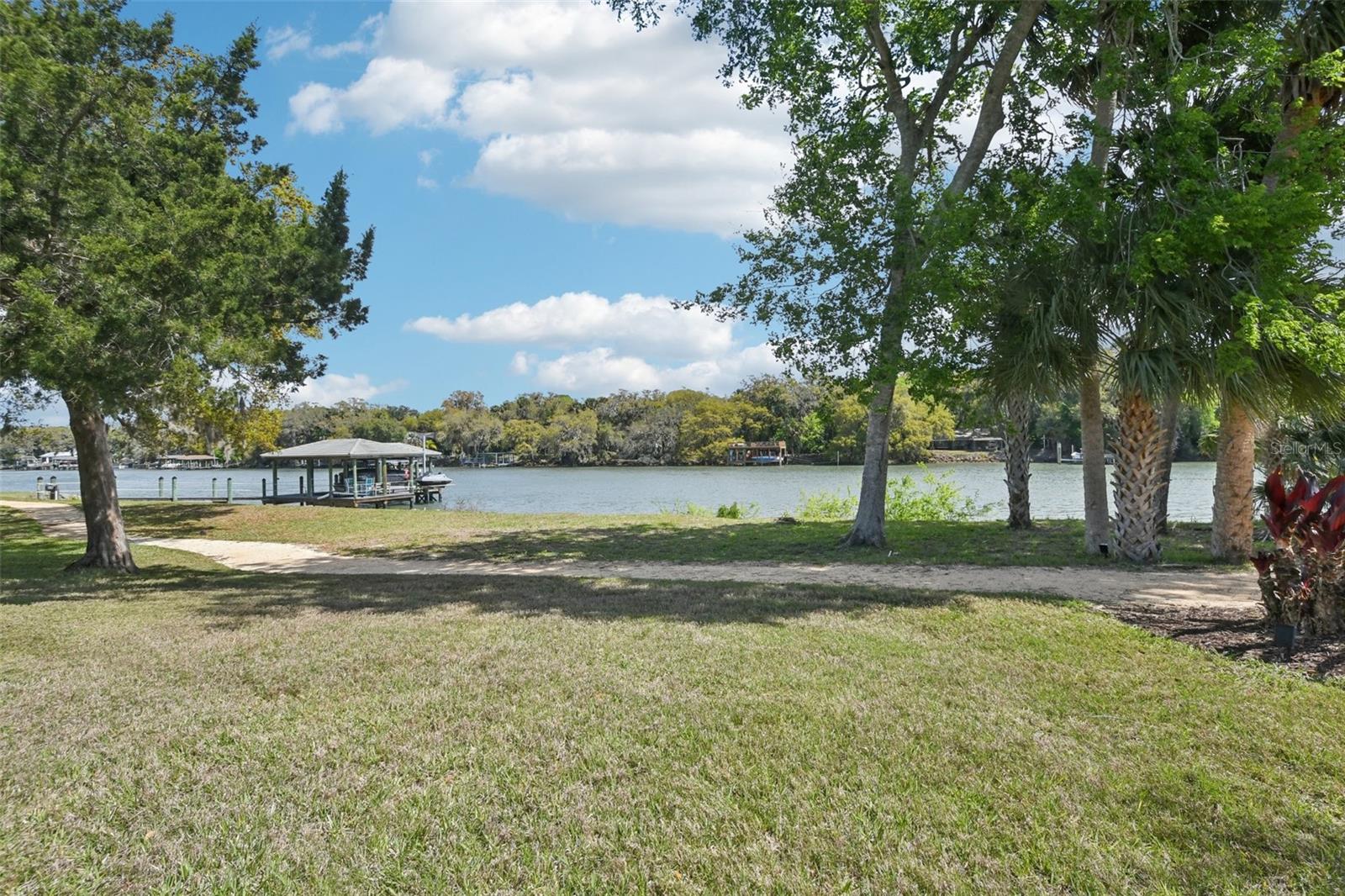 Listing photo id 37 for 101 Longview Way N