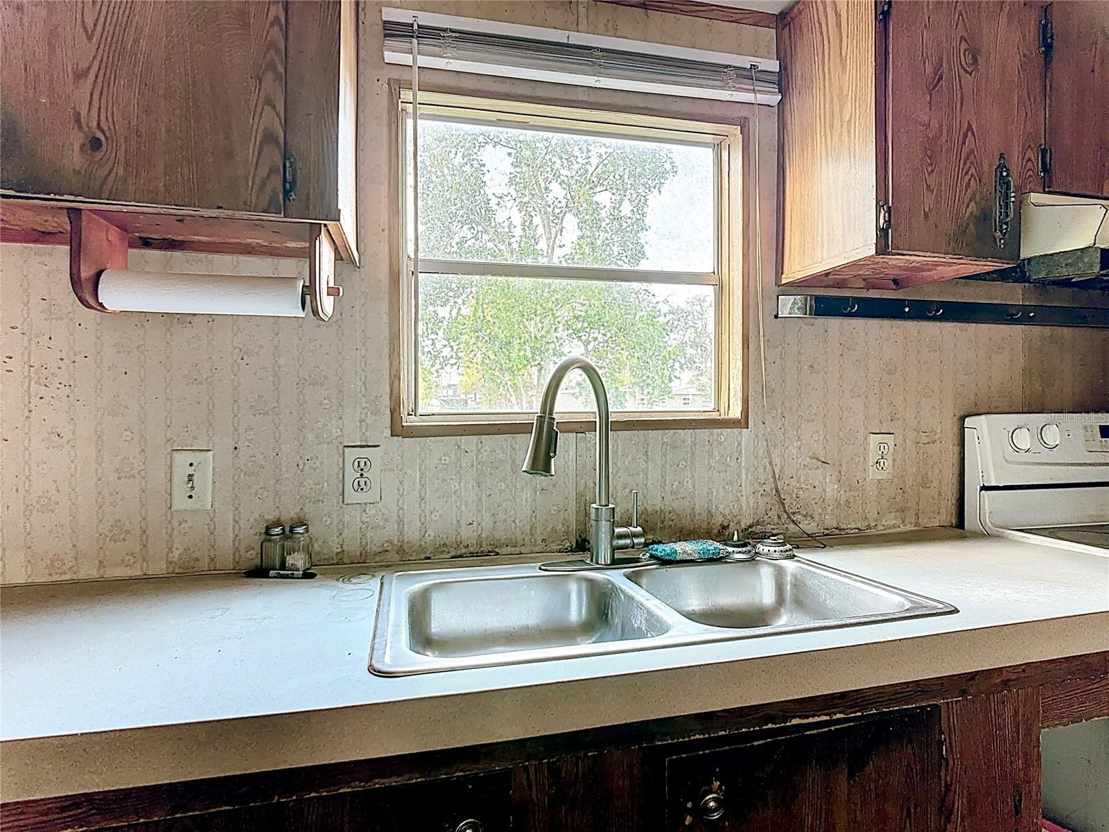 Image 11 of 27 For 820 Robinson Avenue