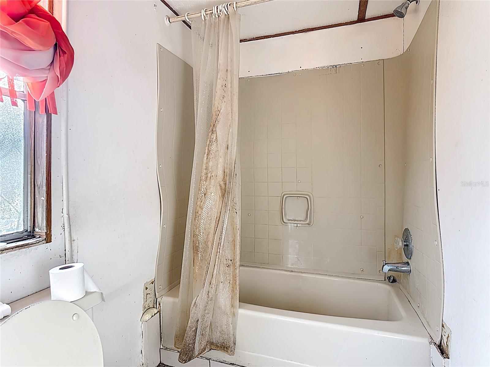 Image 14 of 27 For 820 Robinson Avenue