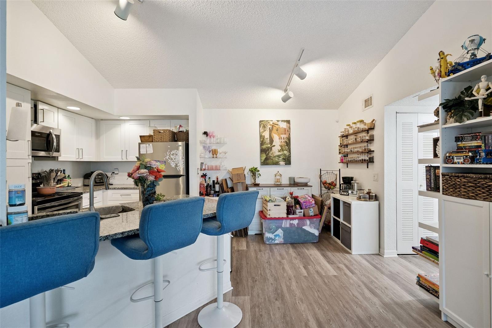 Image 10 of 21 For 4642 Commander Drive 938