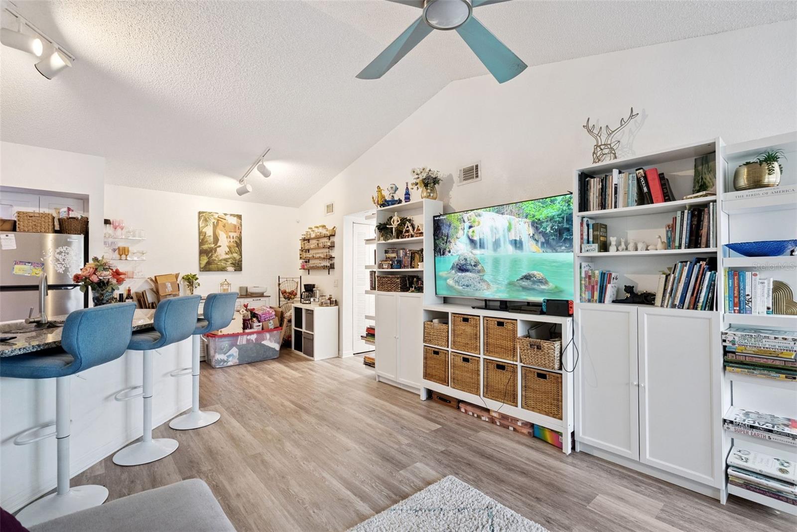 Image 3 of 21 For 4642 Commander Drive 938