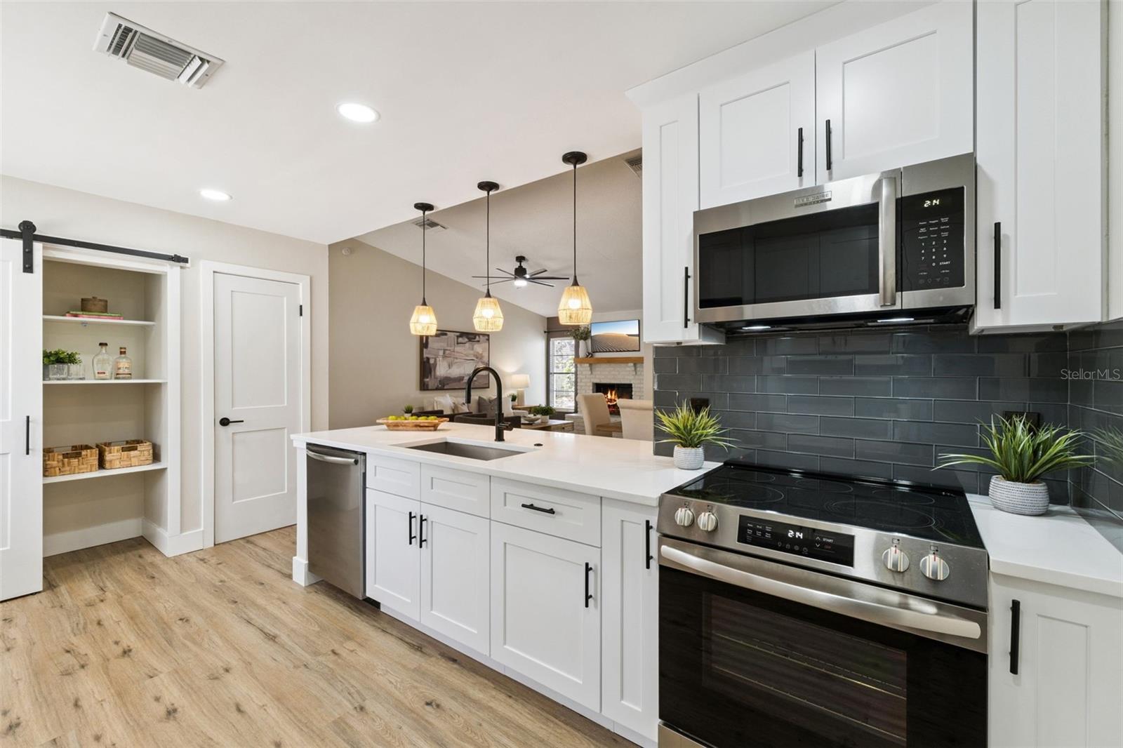 Image 10 of 53 For 1230 Hollyridge Trail