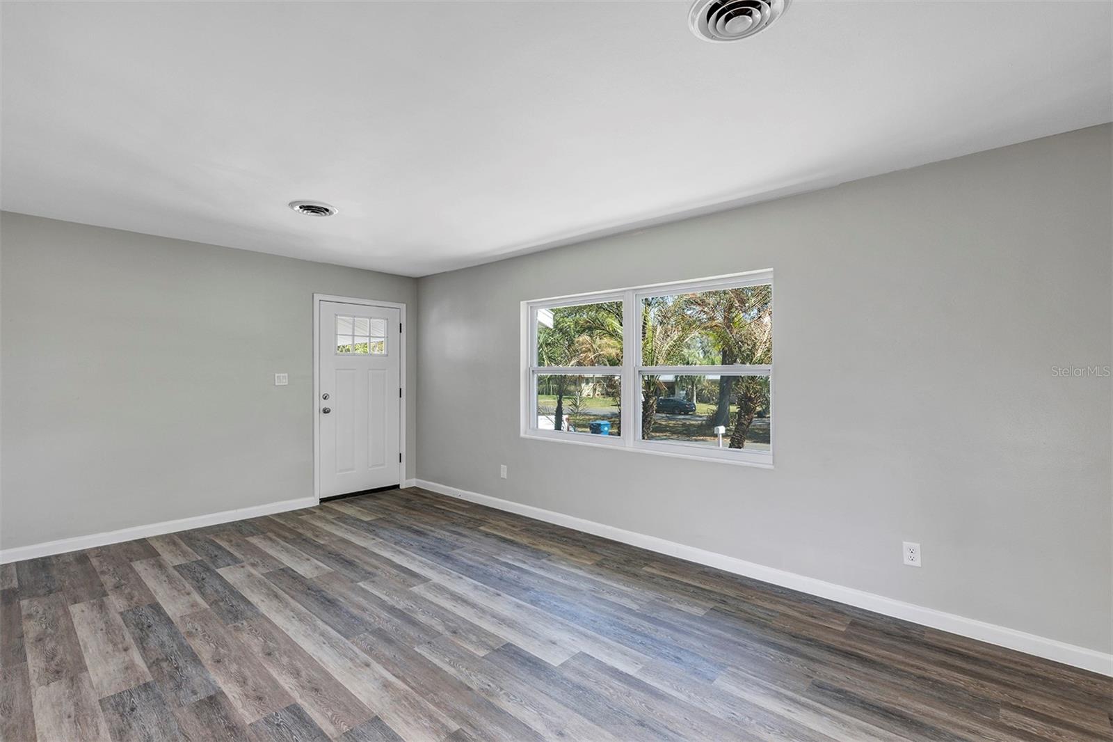 Image 6 of 38 For 14 Sunshine Boulevard