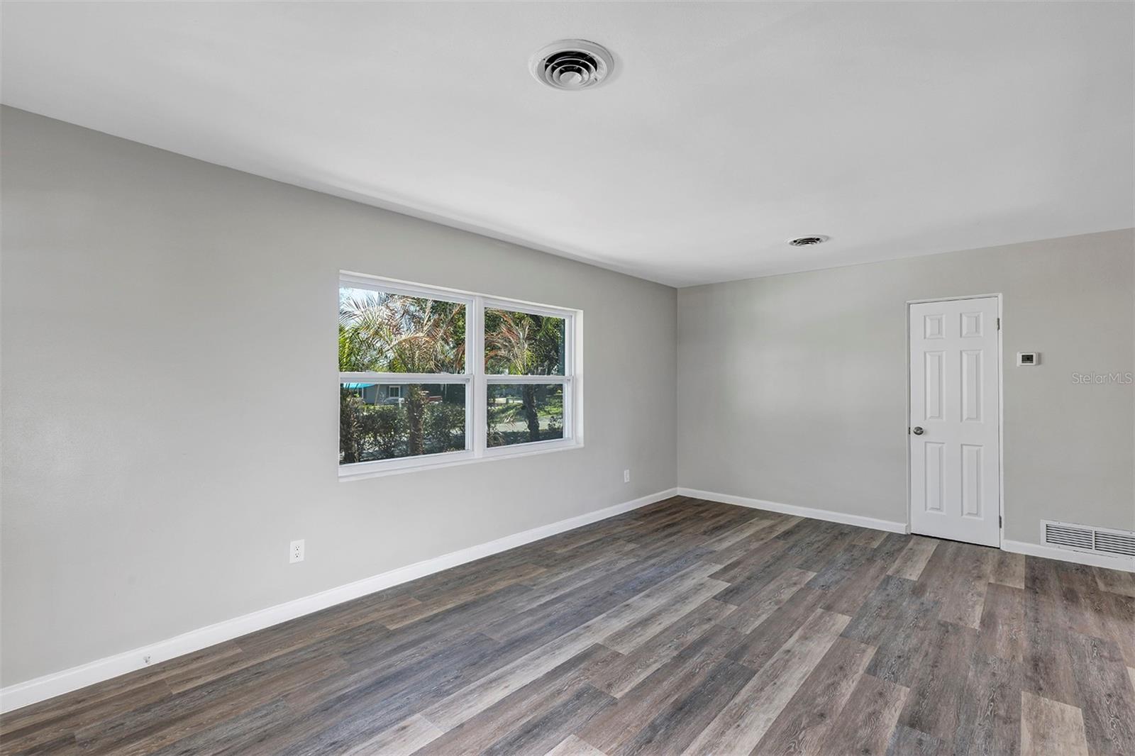 Image 7 of 38 For 14 Sunshine Boulevard