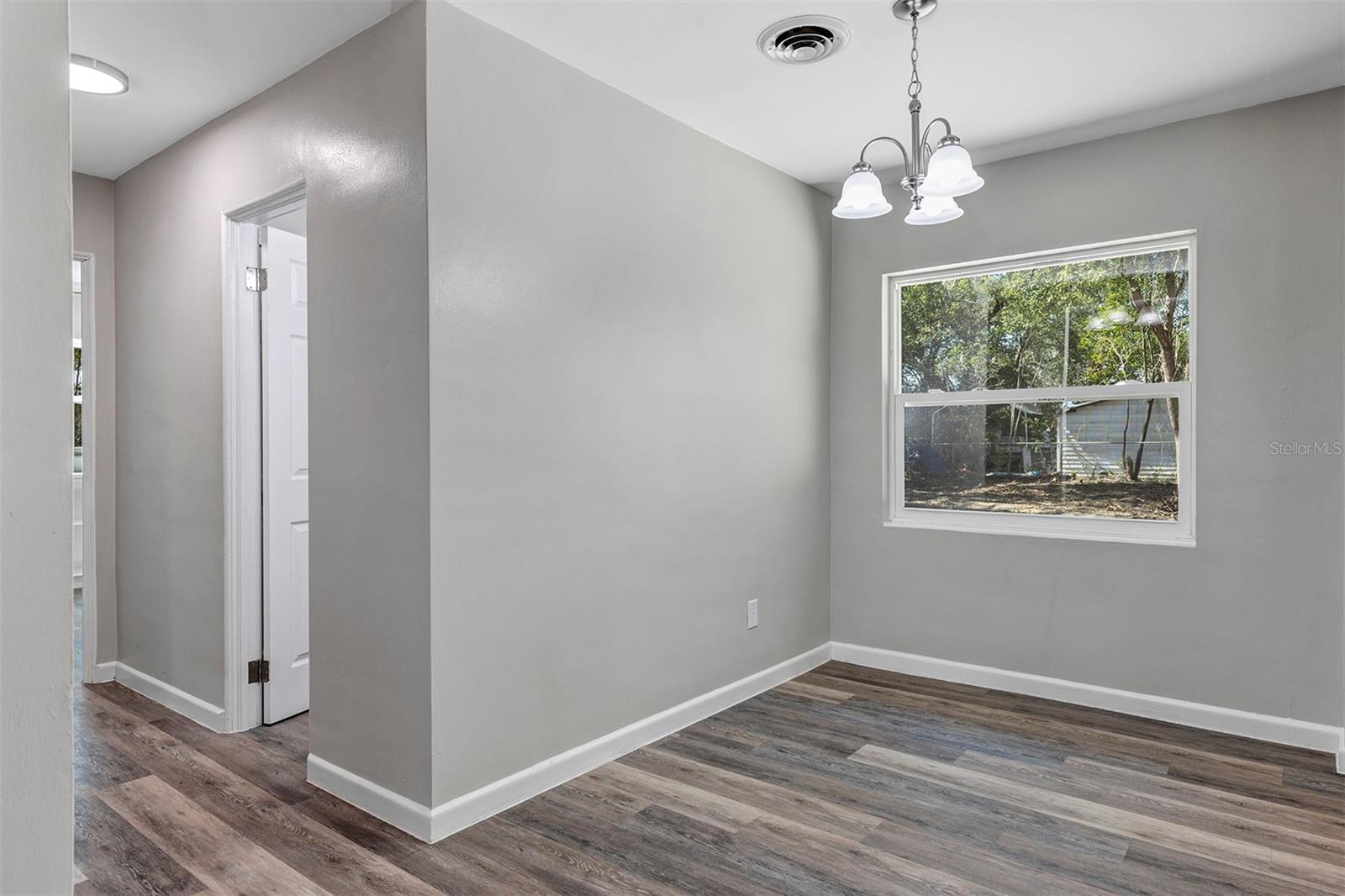 Image 9 of 38 For 14 Sunshine Boulevard