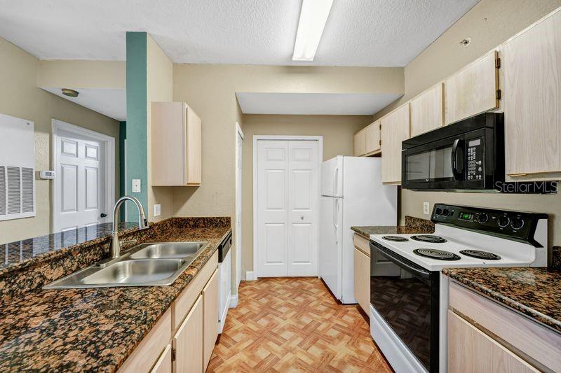 Image 3 of 34 For 5471 Vineland Road 7301