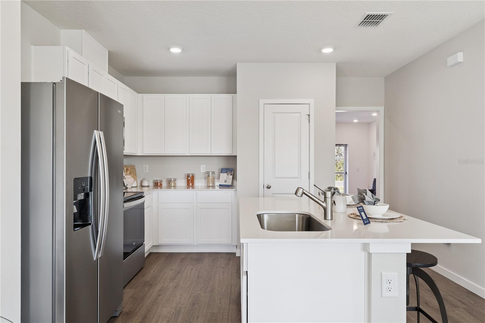 Listing photo id 8 for 587 Preston Cove Drive