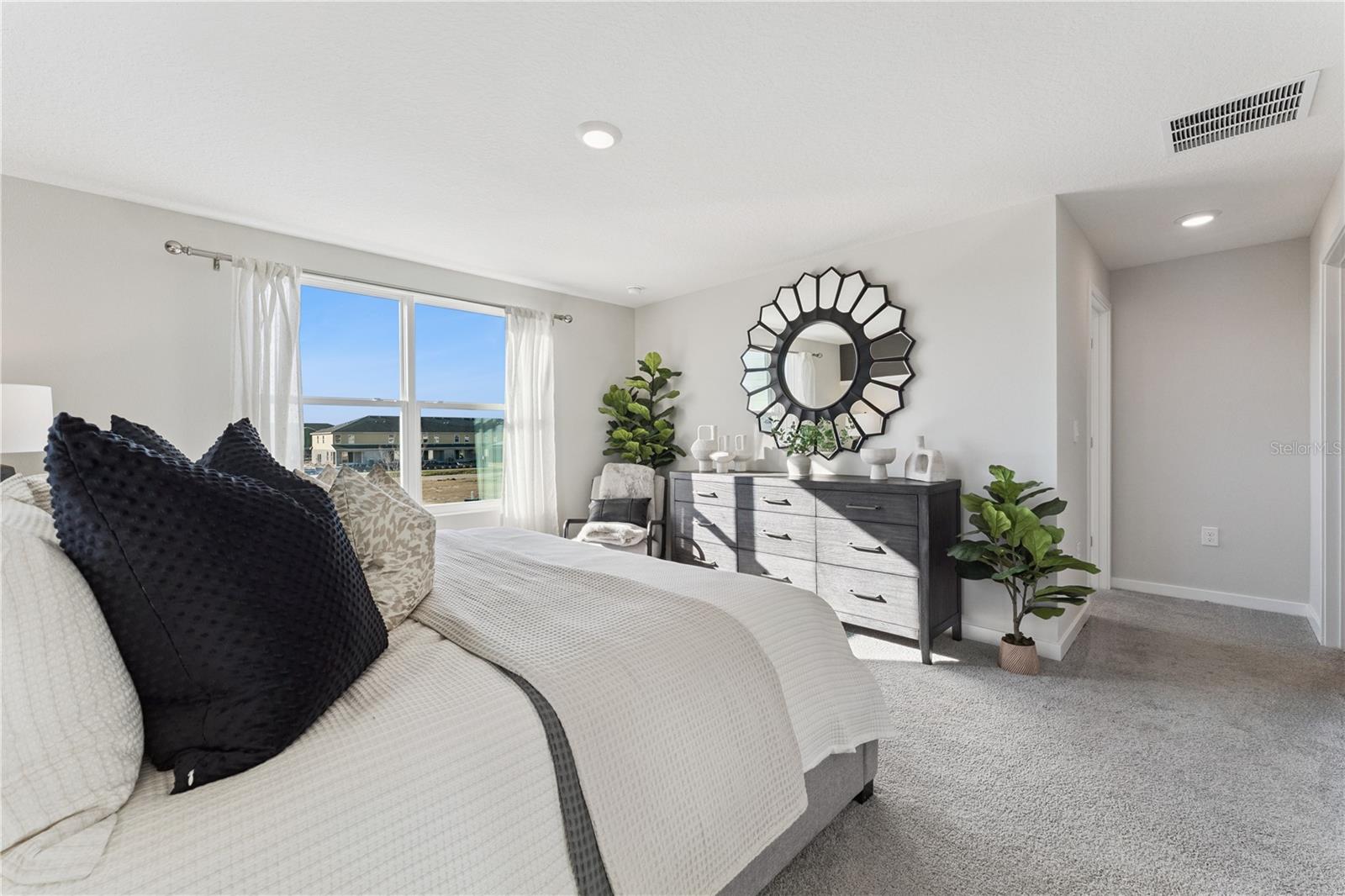 Listing photo id 13 for 587 Preston Cove Drive