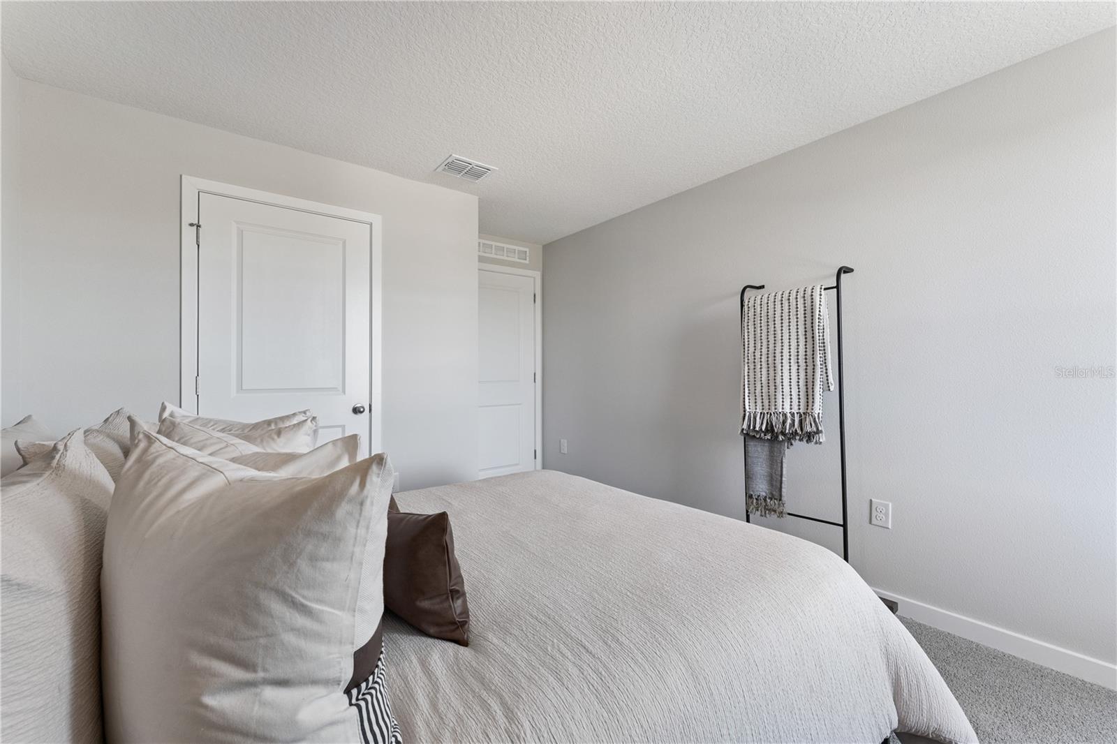 Listing photo id 16 for 587 Preston Cove Drive