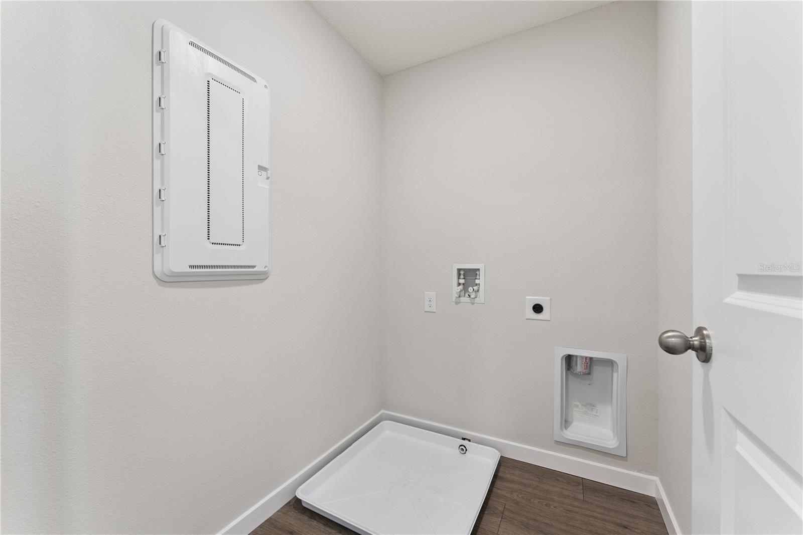 Listing photo id 22 for 587 Preston Cove Drive