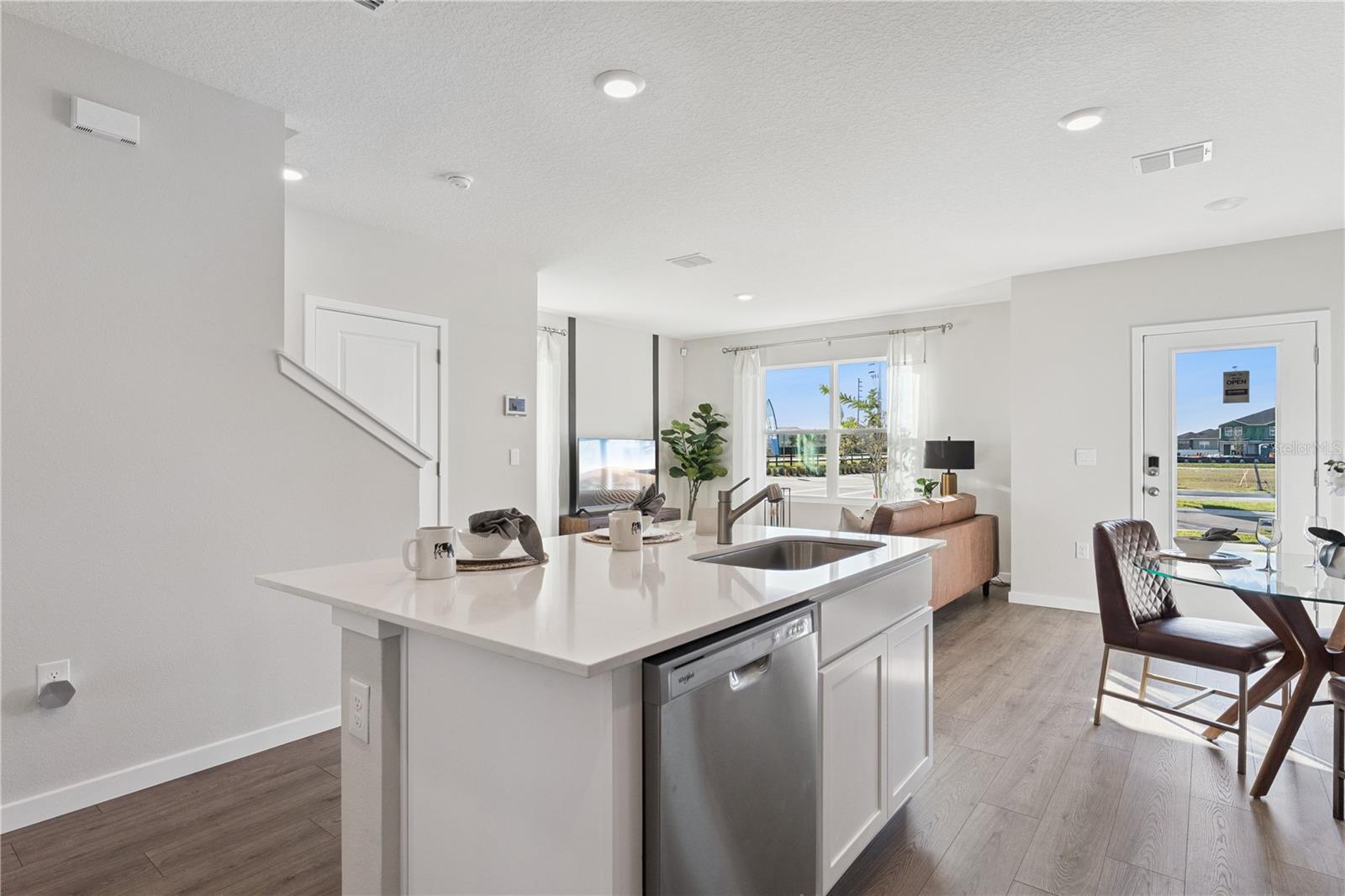 Listing photo id 6 for 587 Preston Cove Drive