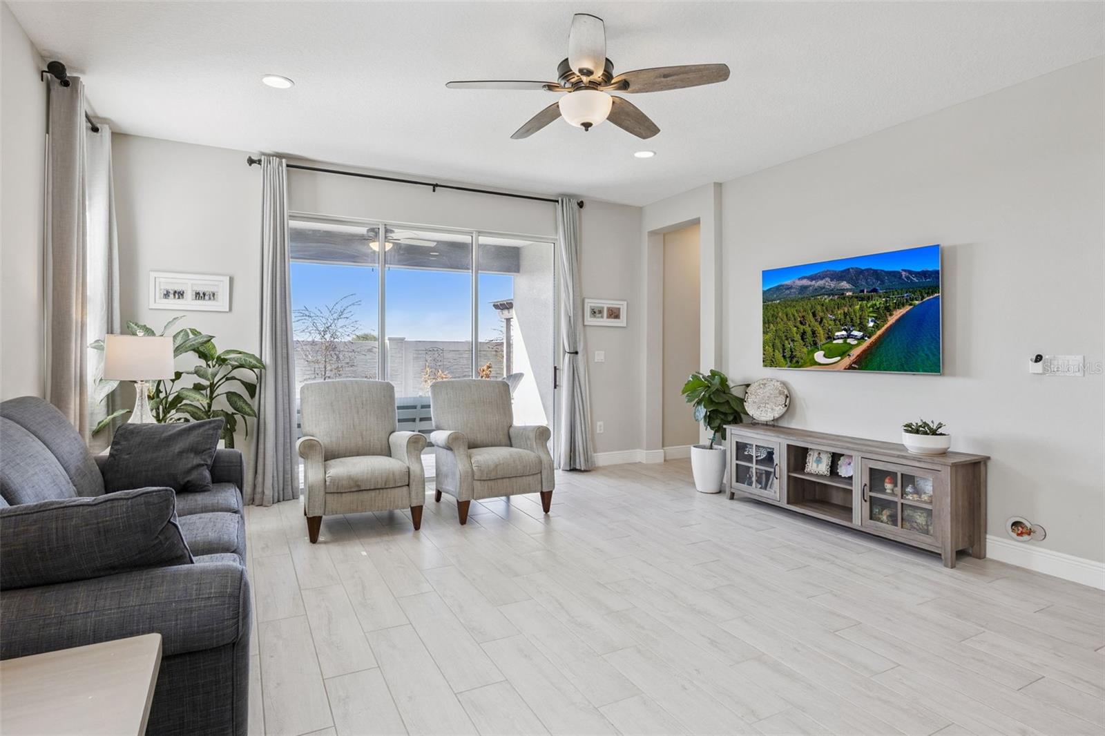 Image 23 of 51 For 5679 Orange Orchard Drive