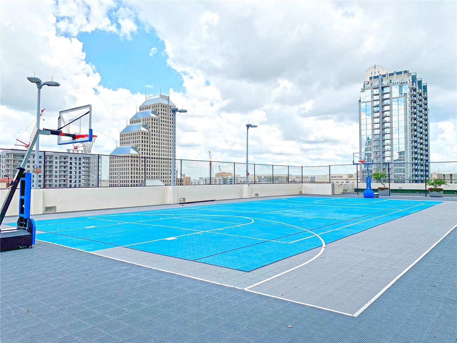 Image 22 of 33 For 150 Robinson Street 1025