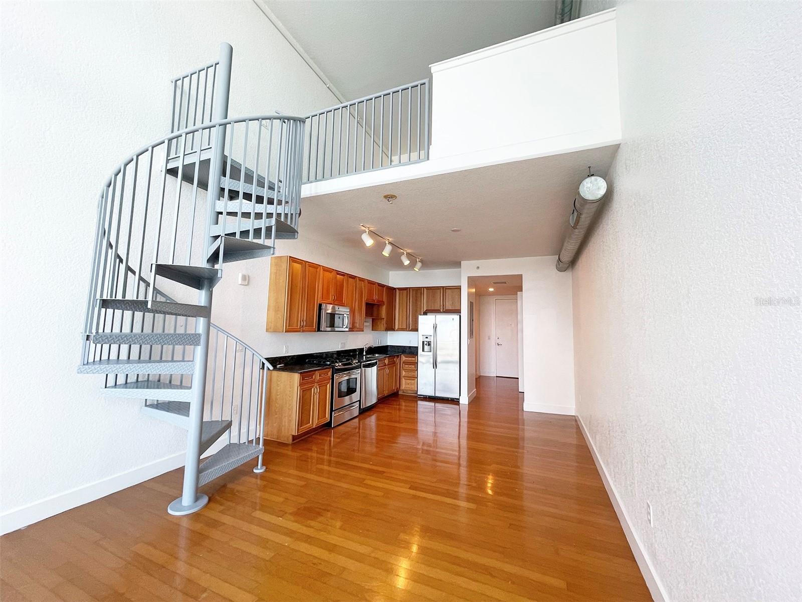 Image 7 of 33 For 150 Robinson Street 1025