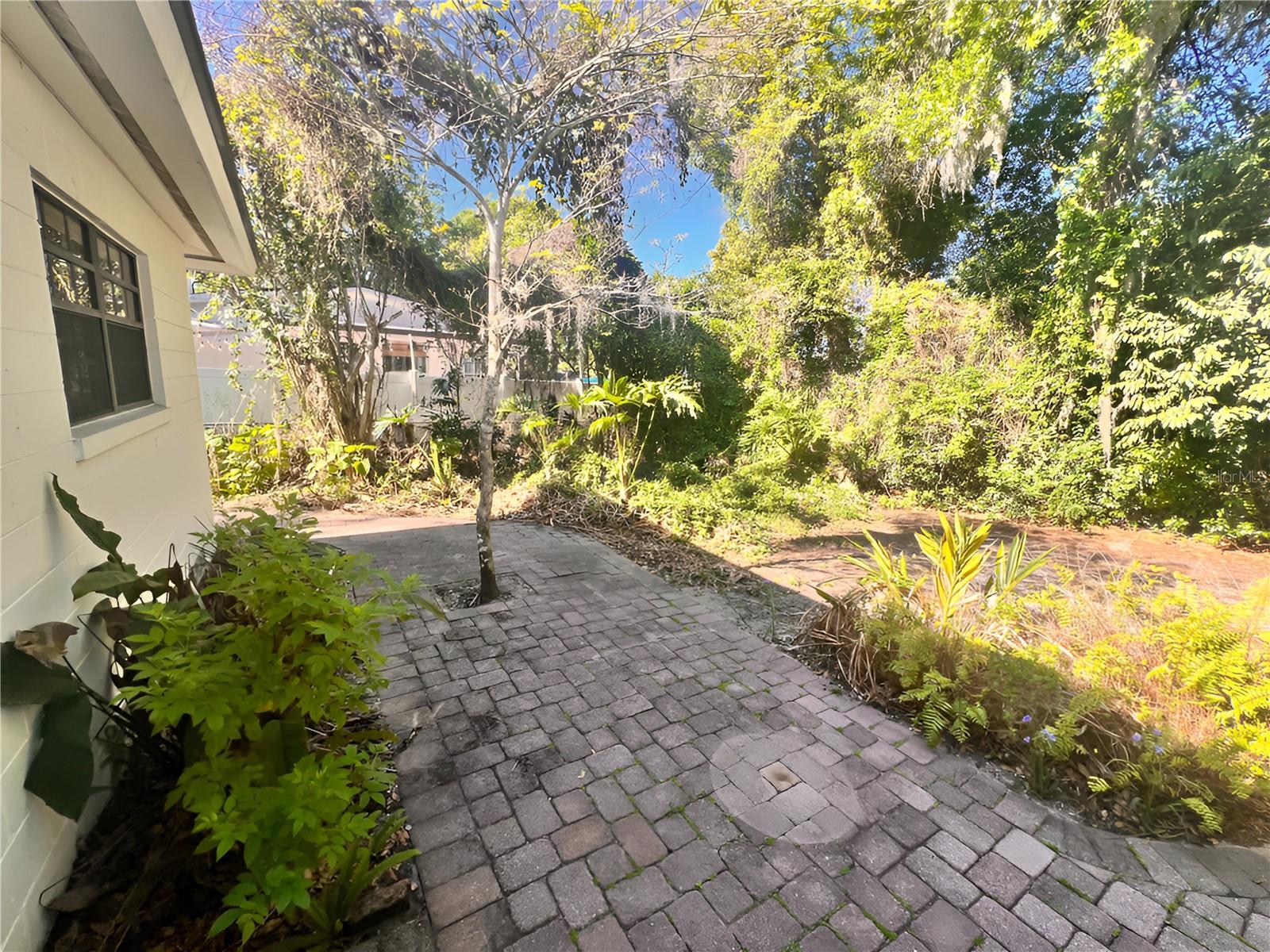 Image 13 of 17 For 2011 Howard Drive