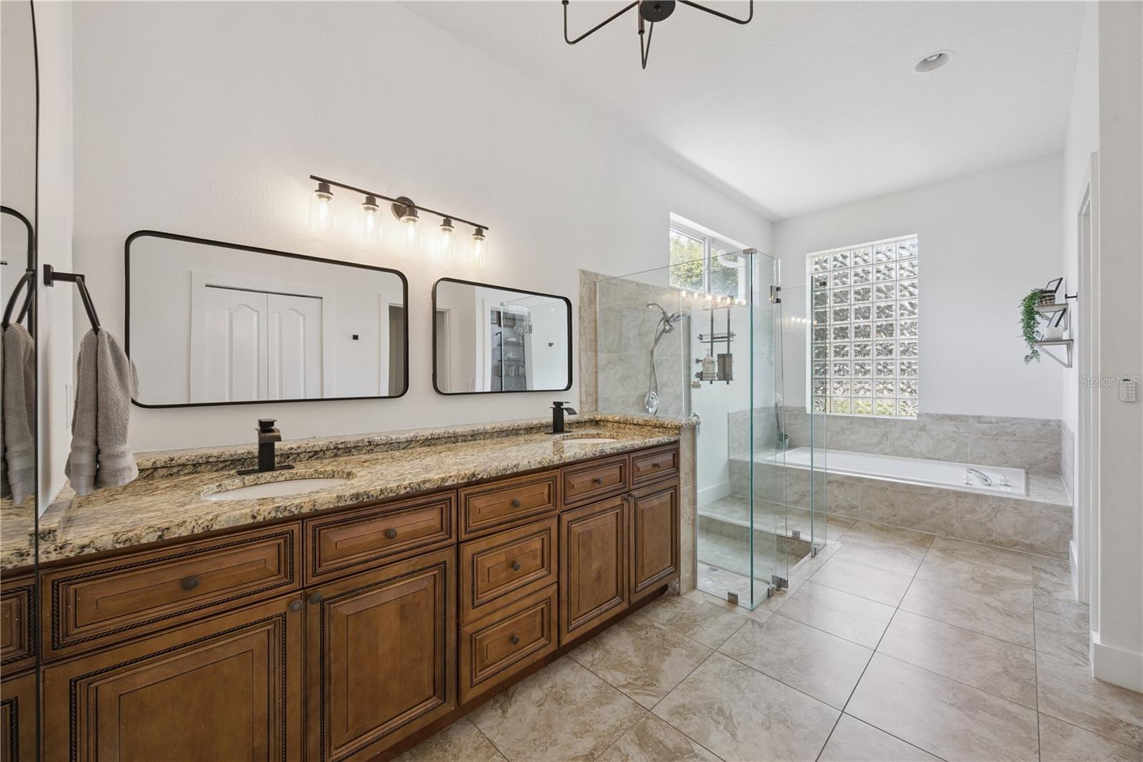 Image 23 of 41 For 814 Grovesmere Loop