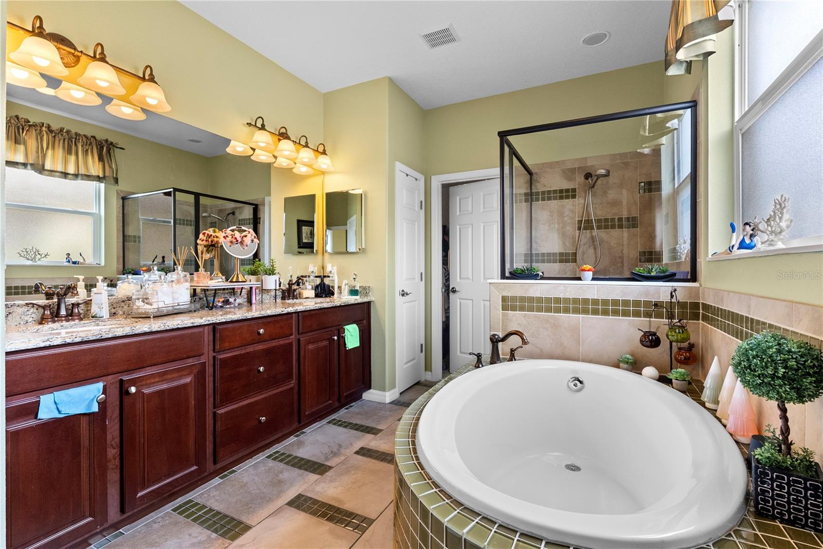 Image 22 of 45 For 1352 Oakcrest Court