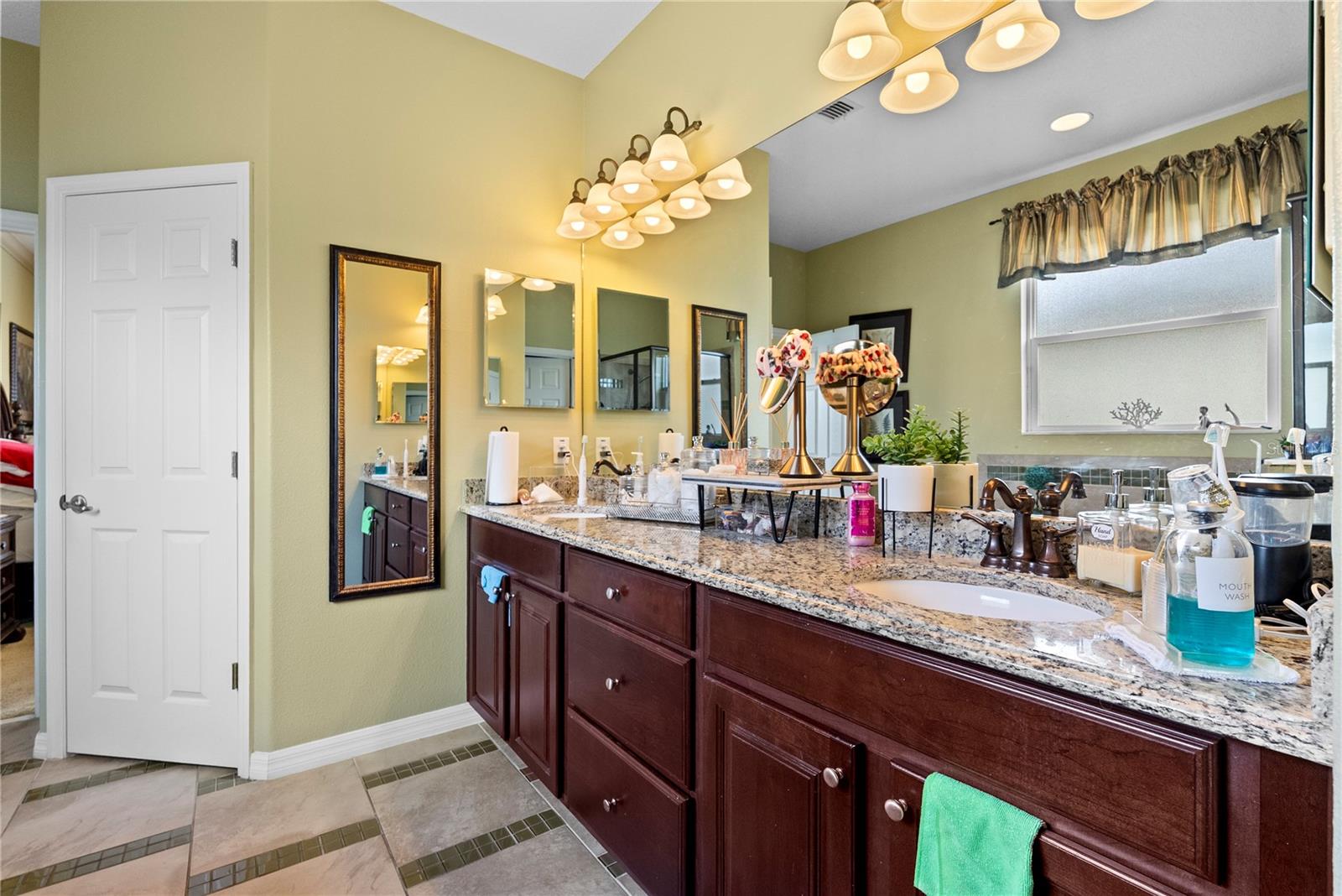 Image 23 of 45 For 1352 Oakcrest Court