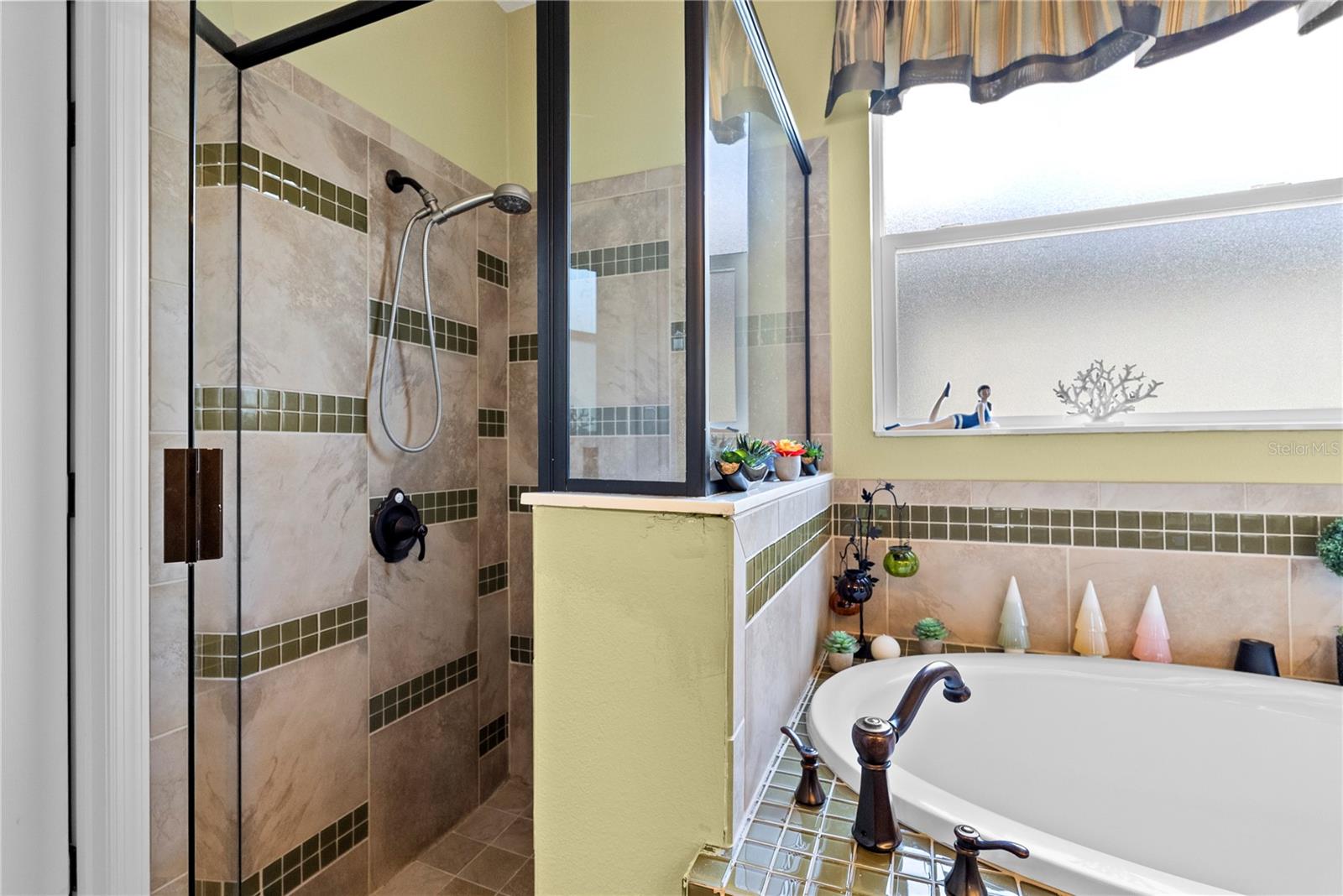 Image 24 of 45 For 1352 Oakcrest Court