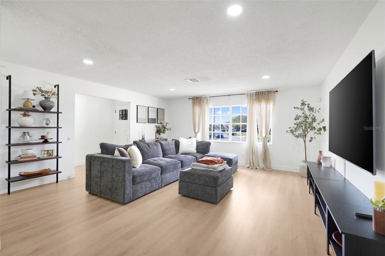 Image 13 of 31 For 589 Del Rio Street