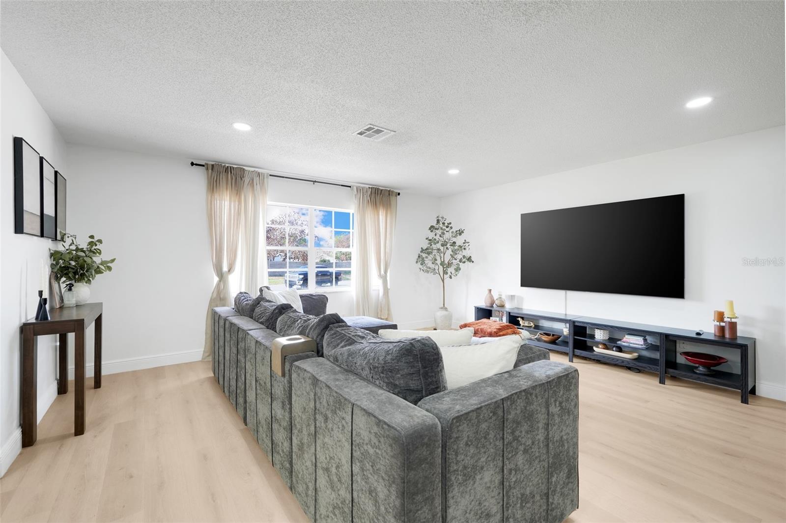 Image 14 of 31 For 589 Del Rio Street