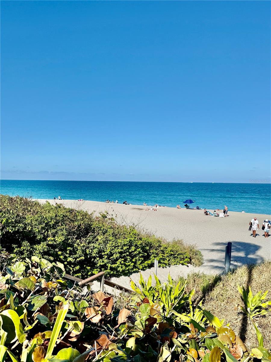 Image 3 of 36 For 915 Bay Colony Drive S S