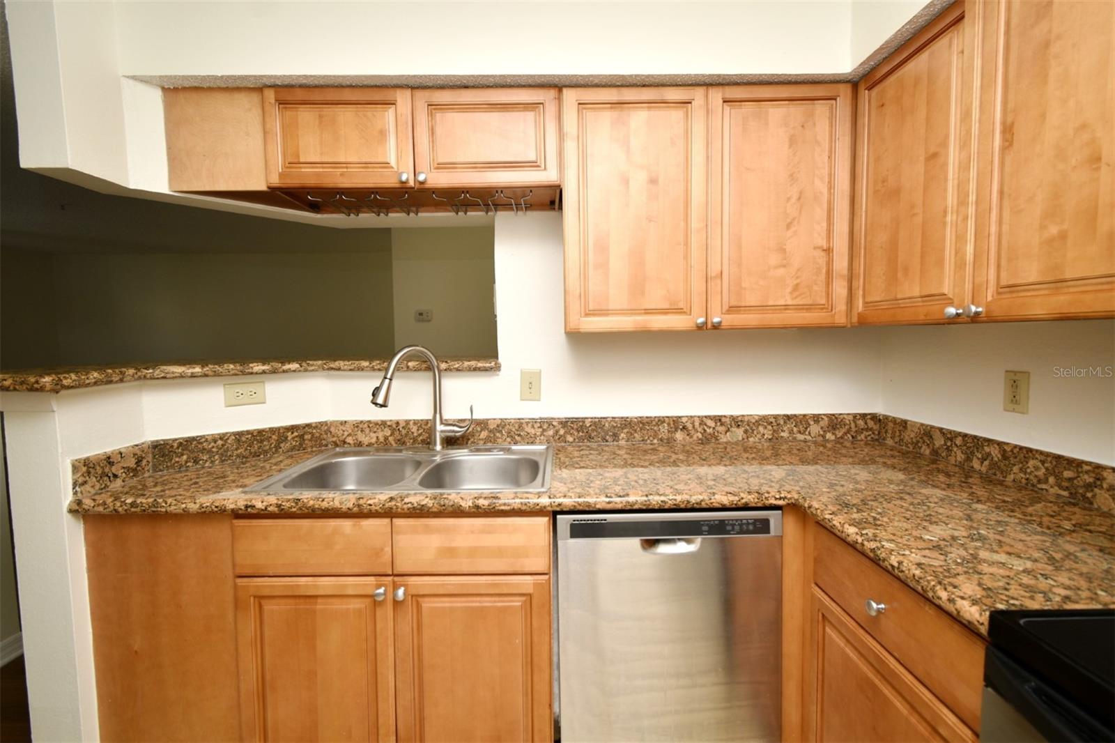 Image 20 of 32 For 216 Afton Square 206