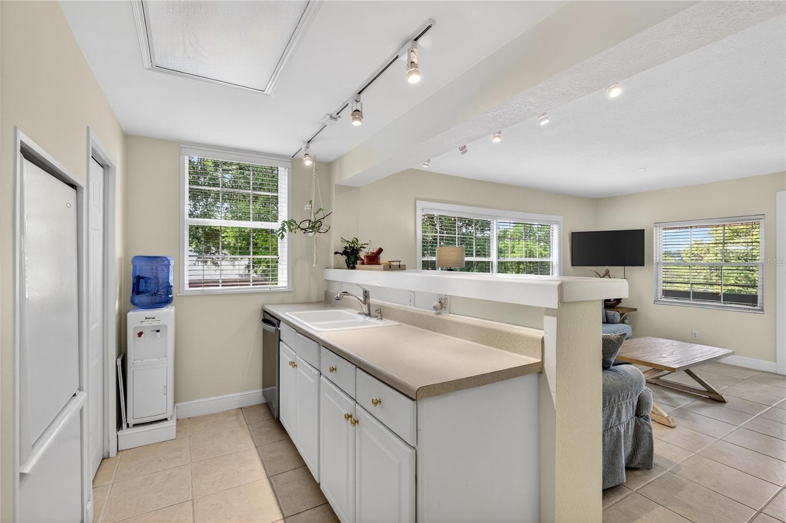 Image 10 of 44 For 809 Poinsettia Drive