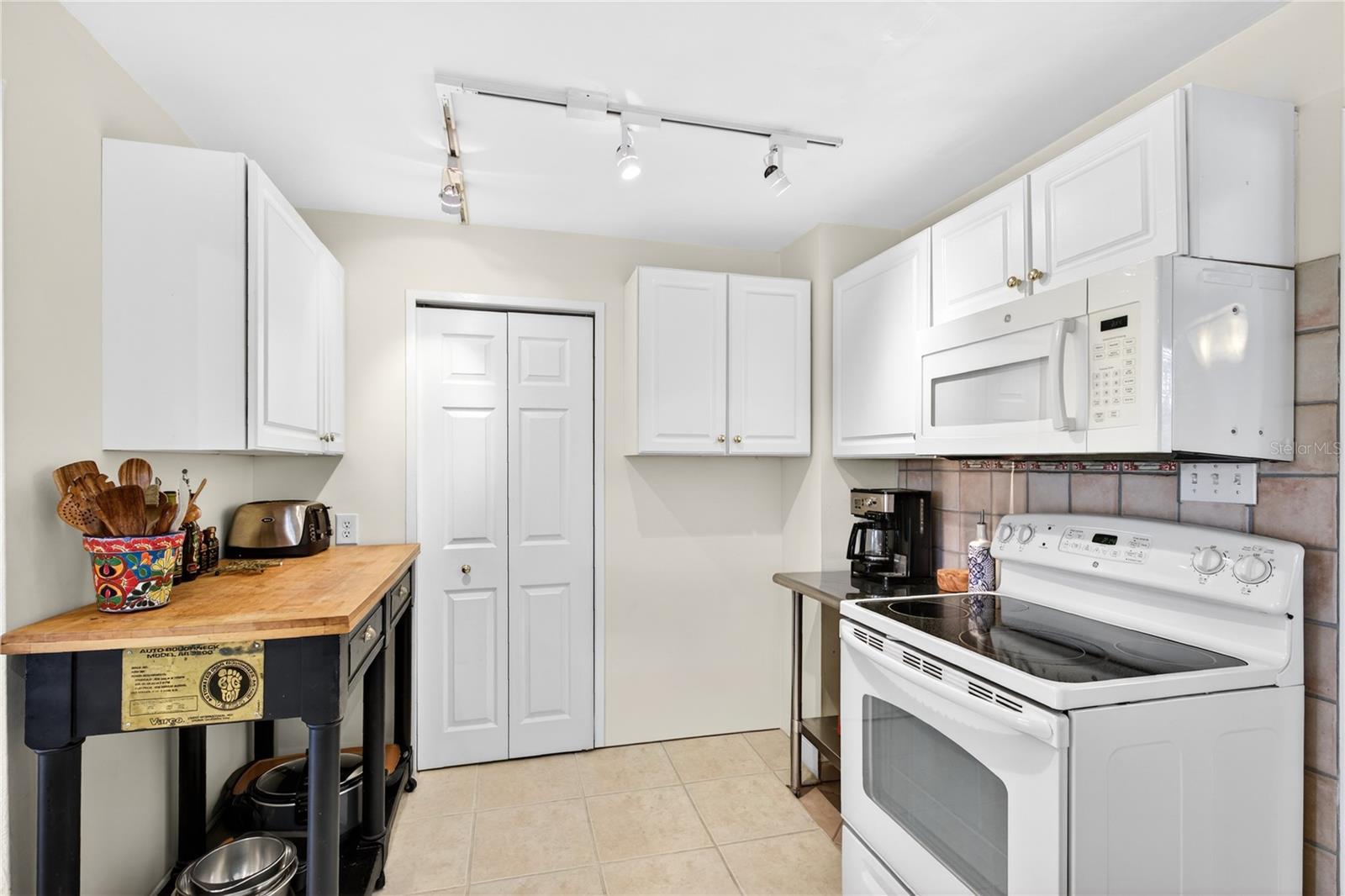 Image 11 of 44 For 809 Poinsettia Drive