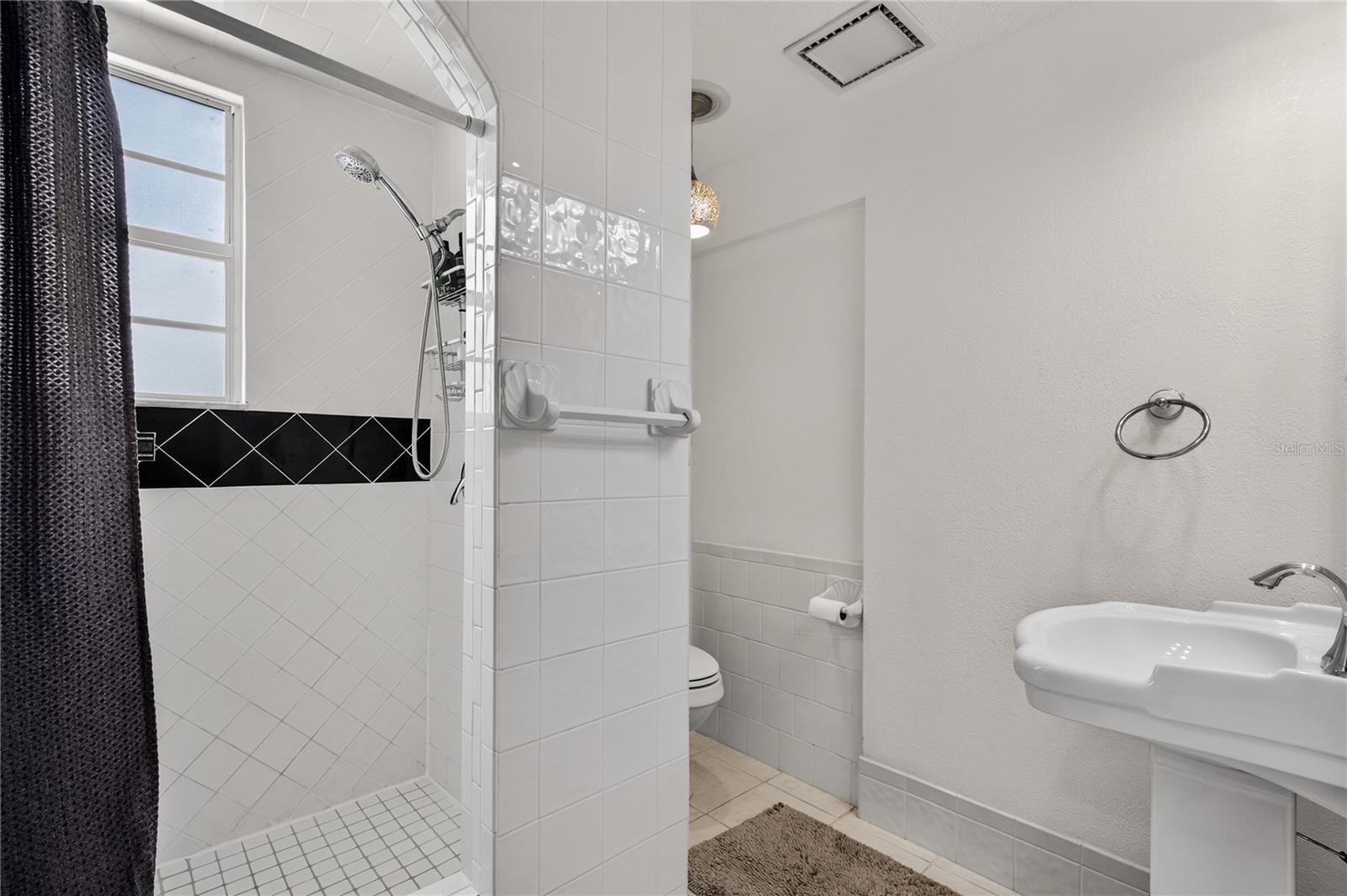 Image 18 of 44 For 809 Poinsettia Drive